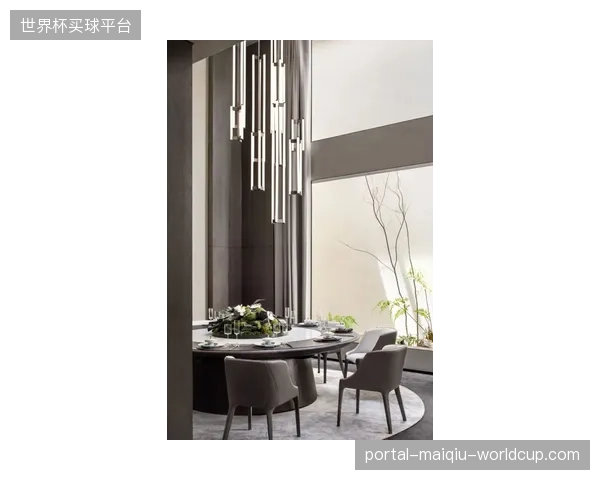 奥纳纳的防守覆盖为蒂莱曼斯前插创造空间，二人攻守转换的默契是中场枢纽。